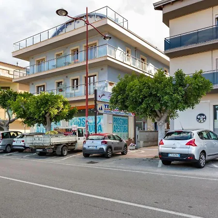 Upscale In Near Beach *