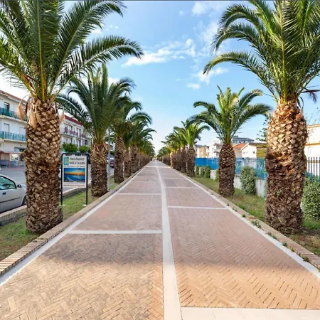 Upscale In Near Beach